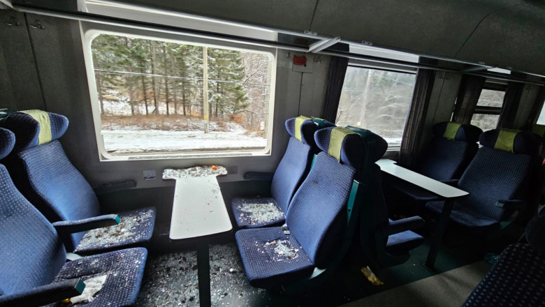 Trei femei au fost ranite intr-un tren, dupa ce pantograful locomotivei s-a rupt si a spart un geam: „Au zgarieturi si cioburi in ochi” Imagine