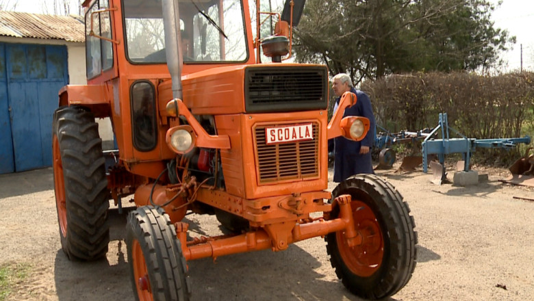 Trei hectare de catina pentru un tractor. Elevii si profesorii unui liceu muncesc pentru a cumpara utilajul Imagine