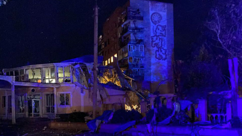 Trei jurnalisti au fost raniti in urma unui atac la Donetk. O persoana se afla sub daramaturi Imagine