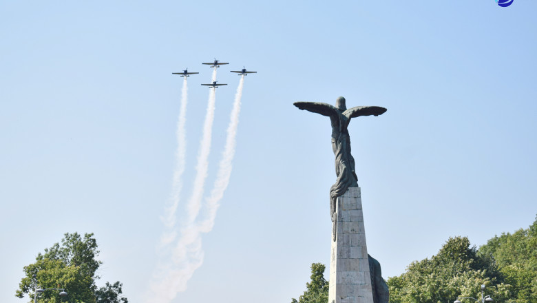 Trei linii de autobuze STB, inclusiv expresul de aeroport, vor fi deviate duminica dimineata, de Ziua Aviatiei Imagine