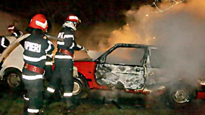 Trei masini au ars intr-o parcare din Bucuresti. Nimeni nu a fost ranit Imagine