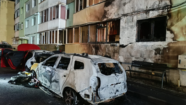 Trei masini si fatada unui bloc, distruse intr-un incendiu provocat intentionat, in Codlea. Ce au surprins camerele de supraveghere Imagine