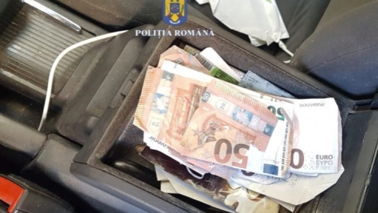 Trei milioane de dolari falsi au fost la un pas sa ajunga pe piata. Politia a prins in flagrant gruparea care ii fabrica Imagine