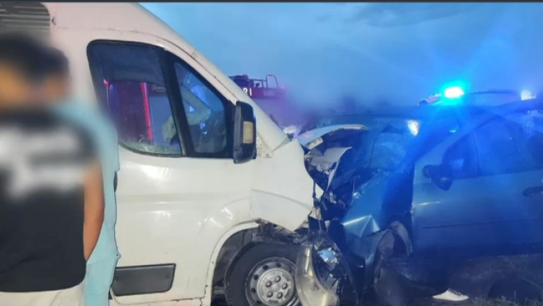 Trei morti si cinci raniti grav dupa ce o masina a izbit in plin un microbuz care circula regulamentar, in Giurgiu Imagine