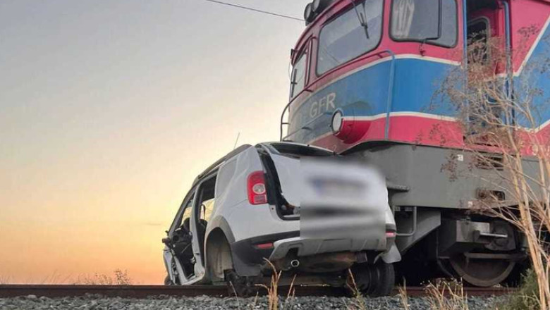 Trei morti si un ranit dupa ce un autoturism a fost lovit de un tren de marfa Imagine