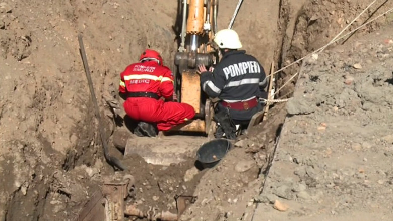 Trei muncitori inghititi de un mal de pamant in Oradea. Doi barbati au murit, unul a fost salvat Imagine