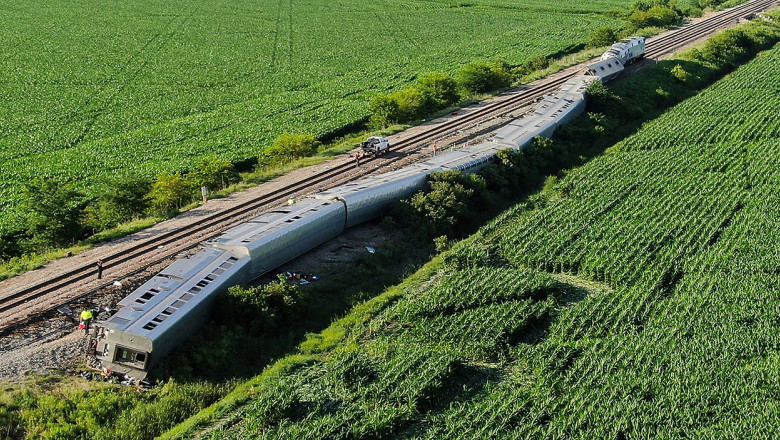 Trei oameni au murit si 50 au fost raniti dupa ce un tren cu 200 de pasageri a deraiat in Missouri Imagine