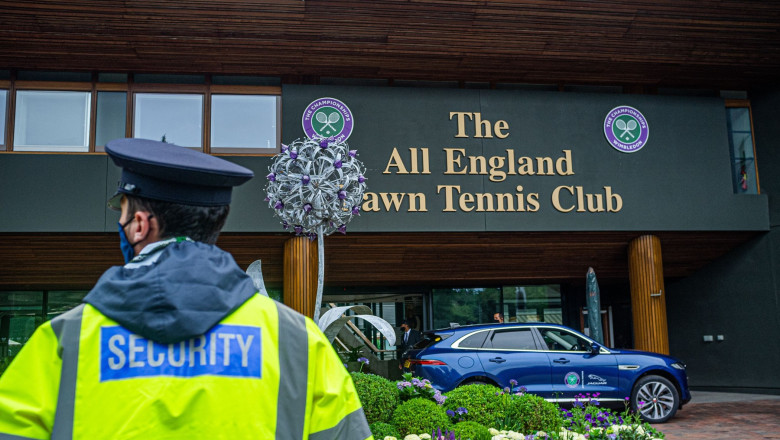 Trei paznici ai turneului de tenis de la Wimbledon au fost arestati dupa ce s-au luat la bataie in fata fanilor Imagine