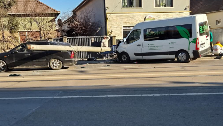 Trei persoane au fost ranite dupa ce un stalp a cazut peste un autoturism, in urma unui accident rutier, in Cluj-Napoca Imagine