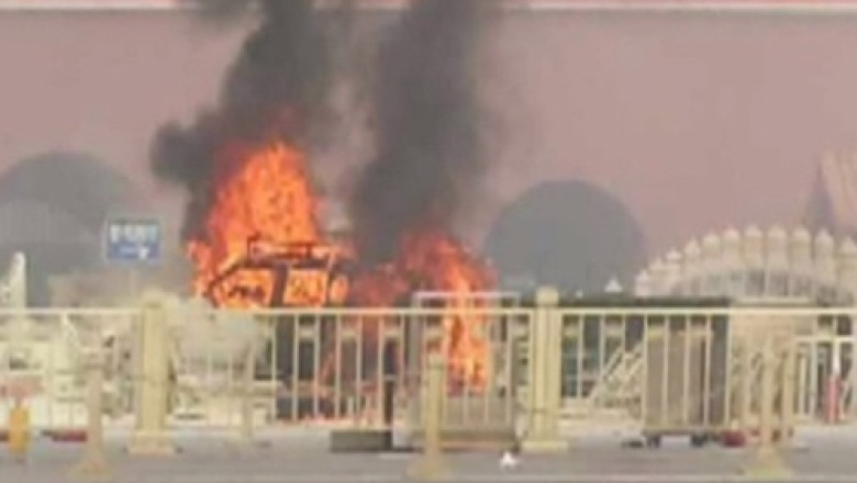 Trei persoane au murit dupa ce o masina in flacari a intrat in piata Tiananmen Imagine
