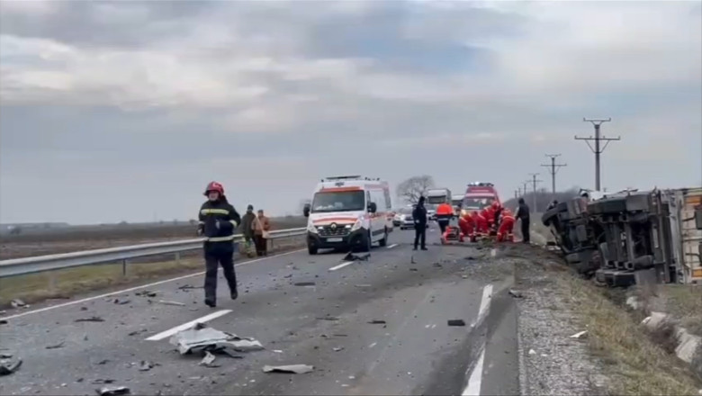 Trei persoane au murit intr-un accident grav pe DN6. Drumul este blocat iar un elicopter SMURD intervine in zona Imagine