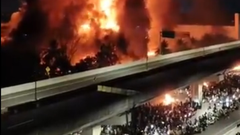 Trei persoane au murit intr-un incendiu in timpul unei manifestatii in orasul Makassar din Indonezia Imagine