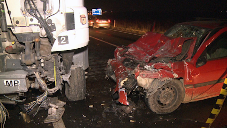 Trei persoane la spital dupa o coliziune frontala Imagine