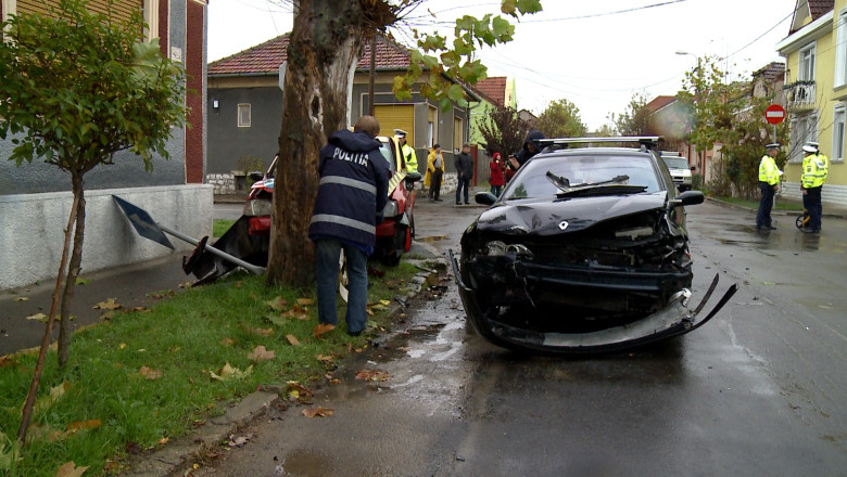 Trei raniti, dupa ce un taximetru a fost lovit de un autoturism, pe o strada din Oradea Imagine