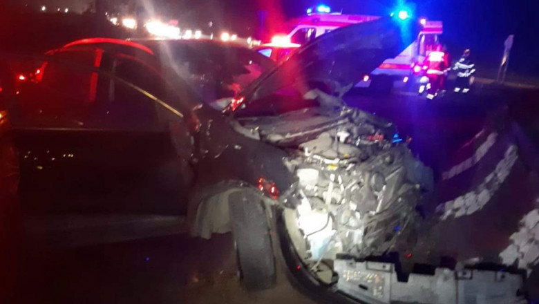 Trei raniti, printre care si un copil de un an si jumatate, dupa ce o masina s-a rasturnat in sensul giratoriu de la Remetea Mare Imagine