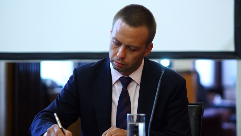 Trei „regi ai asfaltului”, dusi pentru audieri la DIICOT. Ei ar fi prejudiciat CFR Calatori si CNADNR cu 7 milioane de euro Imagine