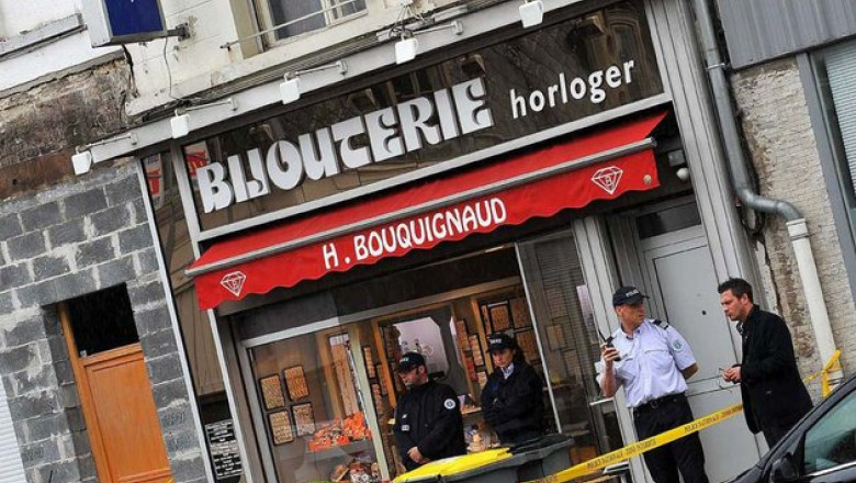 Trei romani de etnie roma au fost arestati pentru jefuirea unui magazin de bijuterii din Franta Imagine