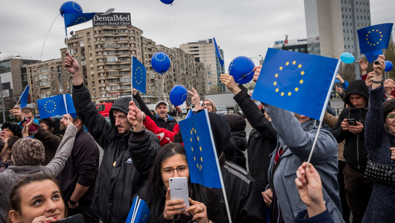 Trei sferturi dintre romani se opun ideii iesirii Romaniei din Uniunea Europeana si 80% iesirii din NATO (sondaj INSCOP) Imagine
