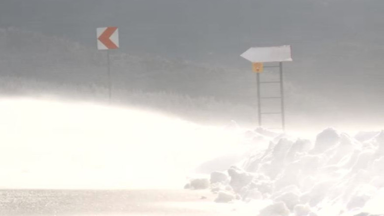 Trei sute de turisti nu pot pleca din statiunea Ranca, din cauza drumului blocat de viscol Imagine