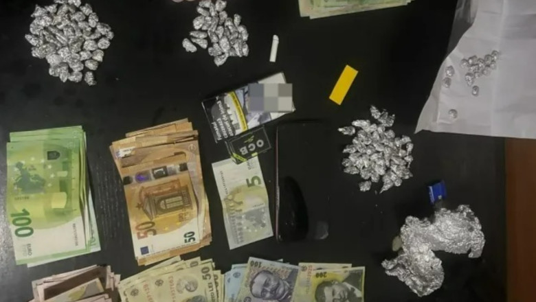 Trei tineri din Constanta au fost prinsi cu 140 de bile din staniol cu droguri si mii de euro asupra lor Imagine