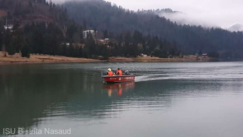 Trei tineri din Mures au cazut de pe hidrobicicleta in lacul Colibita. Unul este dat disparut Imagine