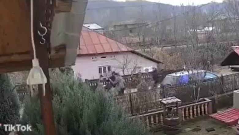 Trei tineri din Valcea au dat foc intentionat unui barbat, iar imaginile au ajuns pe TikTok Imagine