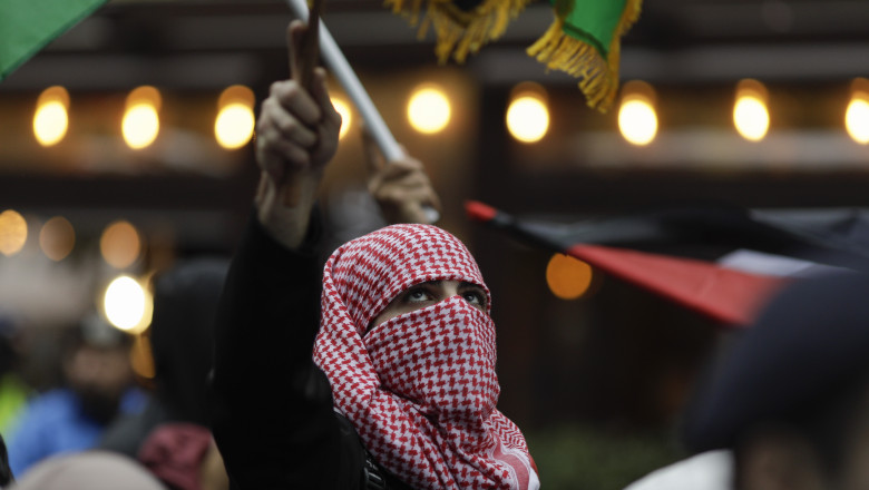 Trei tineri prinsi cu spray-uri lacrimogene si petarde la mitingul pro-palestinian din Piata Universitatii Imagine