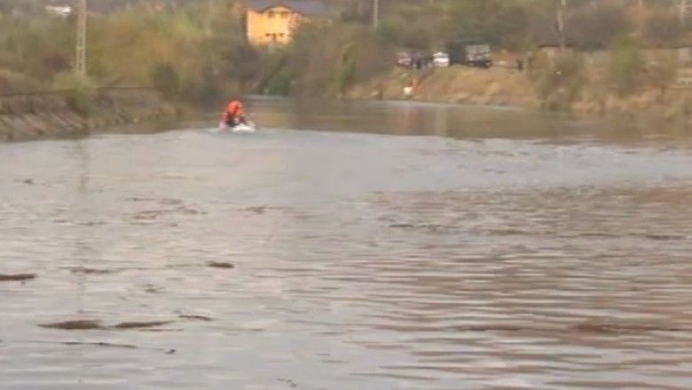 Trei tone de produse petroliere au ajuns in canalizarea orasului Campulung Muscel Imagine