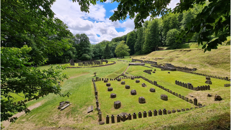Trei turisti straini s-au ales cu dosar penal pentru ca ar fi scrijelit pietrele de la Sarmizegetusa Regia. Cum si-au motivat gestul Imagine