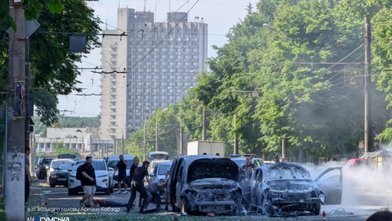 Trei ucraineni au fost ucisi si alti 20 raniti dupa ce rusii au bombardat orasul Sumi. Reactia lui Volodimir Zelenski Imagine
