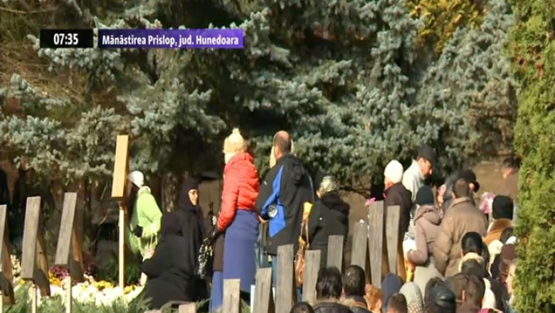 Trei zile de pelerinaj la Manastirea Prislop. Sute de oameni s-au rugat la mormantul parintelui Arsenie Boca Imagine