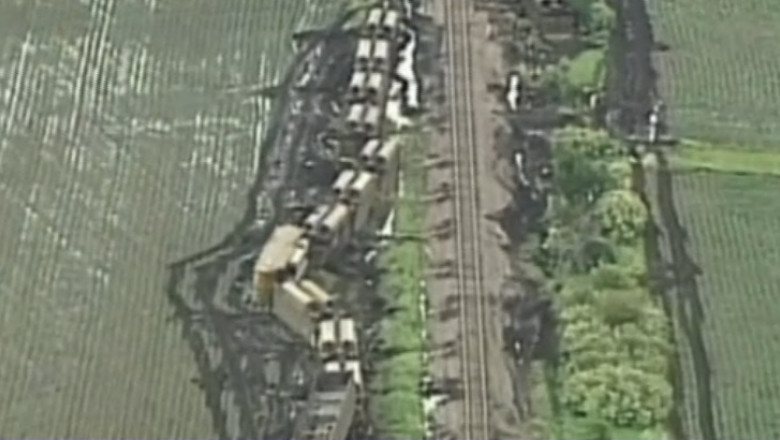 Tren deraiat din cauza vantului. 52 de vagoane, aruncate de pe sine de curentii provocati de o tornada Imagine