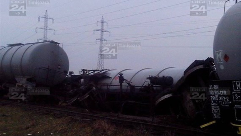 Tren deraiat la marginea Timisoarei. Un vagon cu motorina - rasturnat, altele, sarite de pe sine Imagine