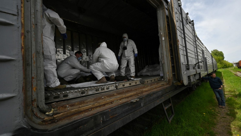 Tren frigorific plin cu cadavre de soldati rusi omorati in Ucraina, lasat in urma de armata lui Putin. Moscova refuza sa ii revendice Imagine