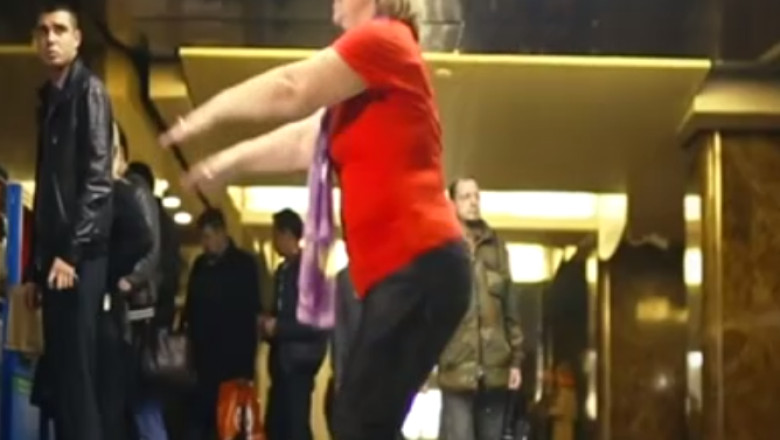 TREND PE NET. Genuflexiuni pentru bilete de metrou, harta evenimentelor, Michelle Obama pe retelele de socializare Imagine