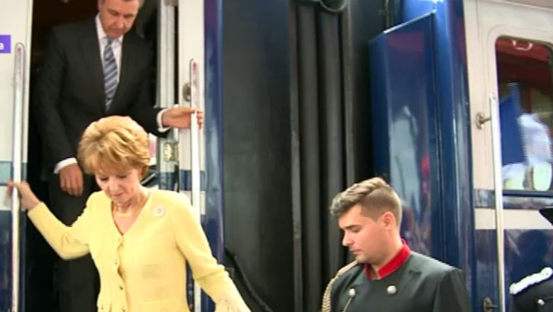 Trenul regal a ajuns la Craiova. Principesa Margareta si Principii Radu si Nicolae, intampinati de zeci de oameni Imagine