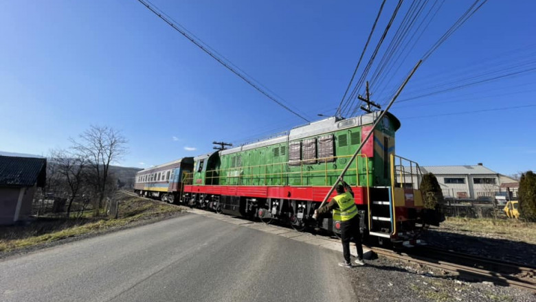Trenul ucrainean de proba, care a intrat prin Maramures dupa 16 ani, s-a agatat in cablurile de pe stalpi. Explicatiile CFR Imagine