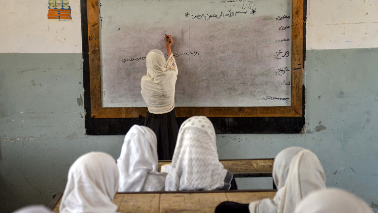 „Trimiteti-va fiicele sau nu veti primi ajutor”: talibanii fac din scolile religioase singura optiune pentru fetele din Afganistan Imagine