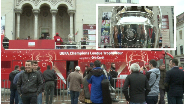 Trofeul Ligii Campionilor a ajuns la Timisoara. Cel care l-a adus, simbolic, in Piata Victoriei a fost Miodrag Belodedici Imagine