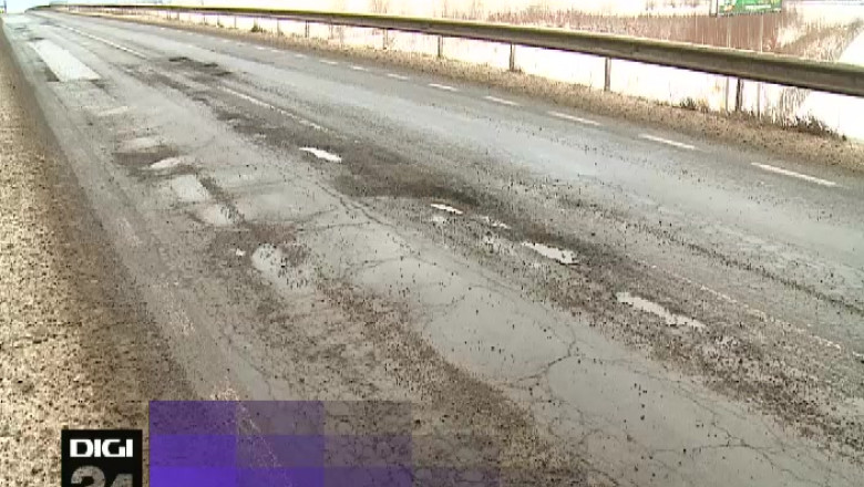 Tronsonul II al ocolitoarei Brasovului are gropi adanci chiar si de 20 de cm Imagine