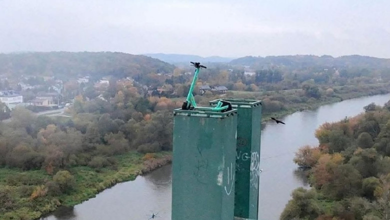 Trotineta electrica gasita „parcata” la 40 de metri deasupra solului, pe un pod din Polonia Imagine