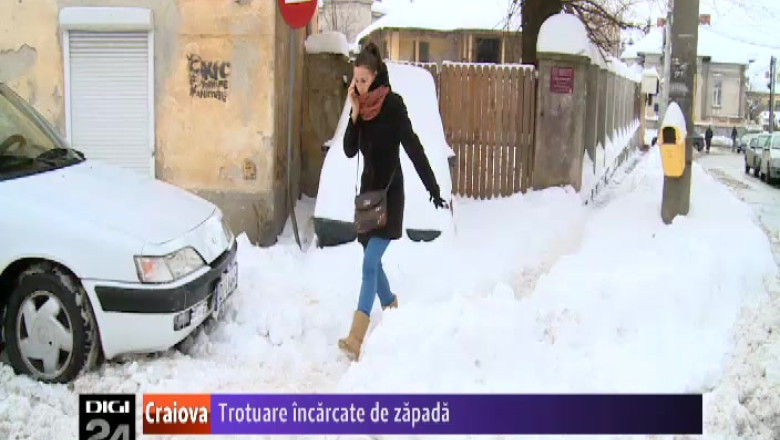Trotuare incarcate de zapada in Craiova  Imagine
