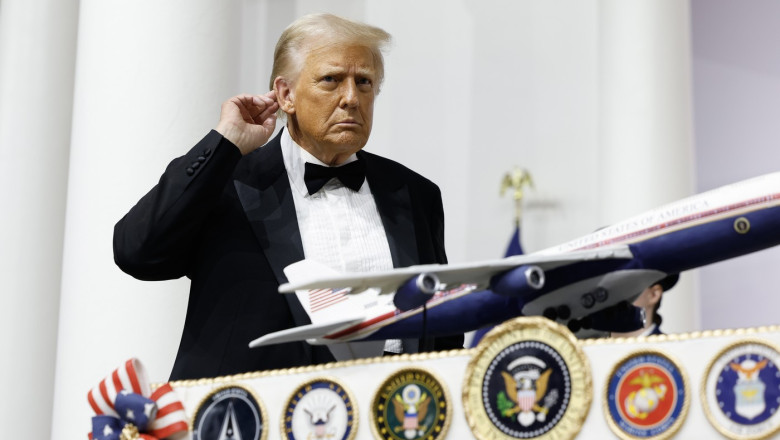 Trump a inspectat o aeronava Boeing ca sa arate ca e suparat ca intarzie livrarea noului Air Force One Imagine