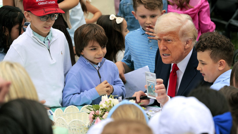 Trump a promis de Paste sa „readuca religia in SUA” si le-a aratat copiilor un cartonas Pokemon cu tentativa de asasinat asupra sa Imagine