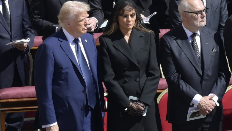 Trump, salvat de o gafa imensa de sotia lui. Ce i-a soptit Melania la ureche la inmormantarea papei Francisc Imagine