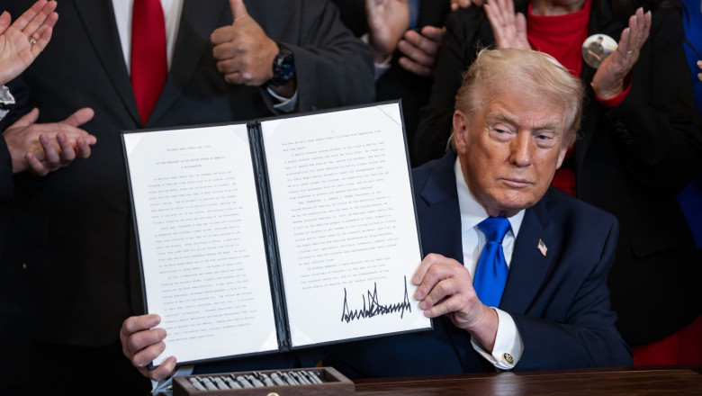 Trump semneaza ordinul mult asteptat privind inteligenta artificiala, marcand o schimbare de strategie la Casa Alba
