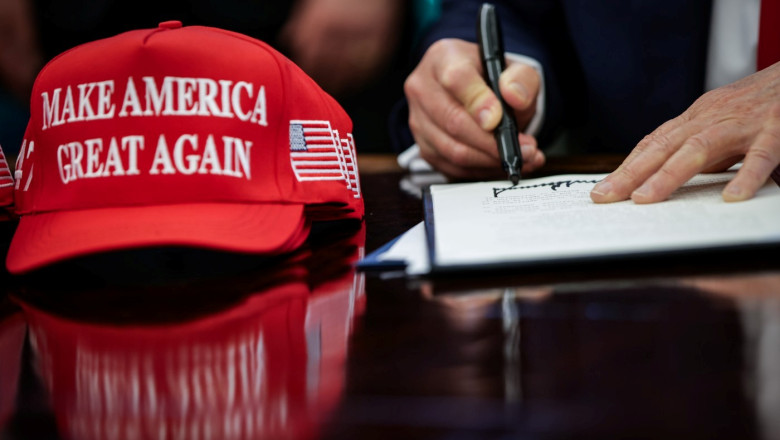 Trump solicita impunerea unor tarife vamale minime de 15-20% pentru importurile din UE (Financial Times) Imagine