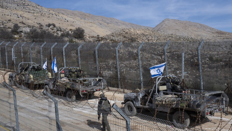 Trupe israeliene vor ramane pe varful Muntelui Hermon. Israelul a preluat controlul zonei tampon cu Siria dupa caderea lui Assad Imagine