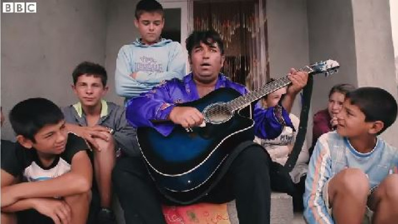 Tudor Lakatos, artistul care a tradus melodiile lui Elvis Presley in limba romani Imagine