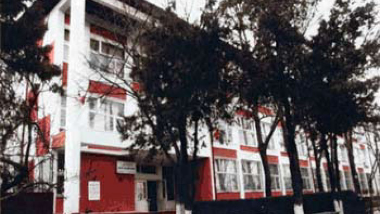 TULCEA: Liceu executat silit in timpul examenului. O firma de constructii a ridicat mobilierul in timpul bacalaureatului  Imagine